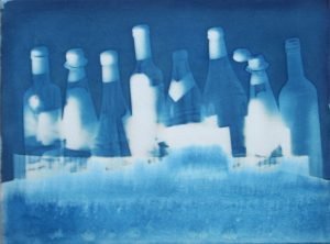 Cyanotypie auf Leinwand 50x70cm, Rayogramm: Leere Flaschen + Kunststoff-Hohlkammerplatte