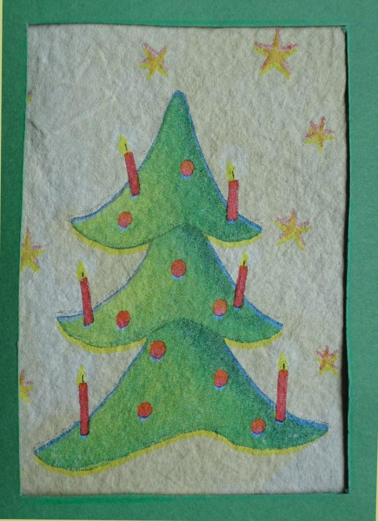 Selbst geschöpftes Büttenpapier, noch nass mit Serviettentechnik belegt.