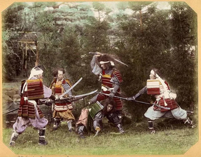 Ogawa Kazumasa (1860–1929): Samurai in historischer Rüstung, colorierter Eiweißdruck, ca.1880